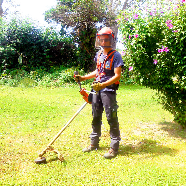 jeune homme avec une débroussailleuse jeune homme avec une débroussailleuse